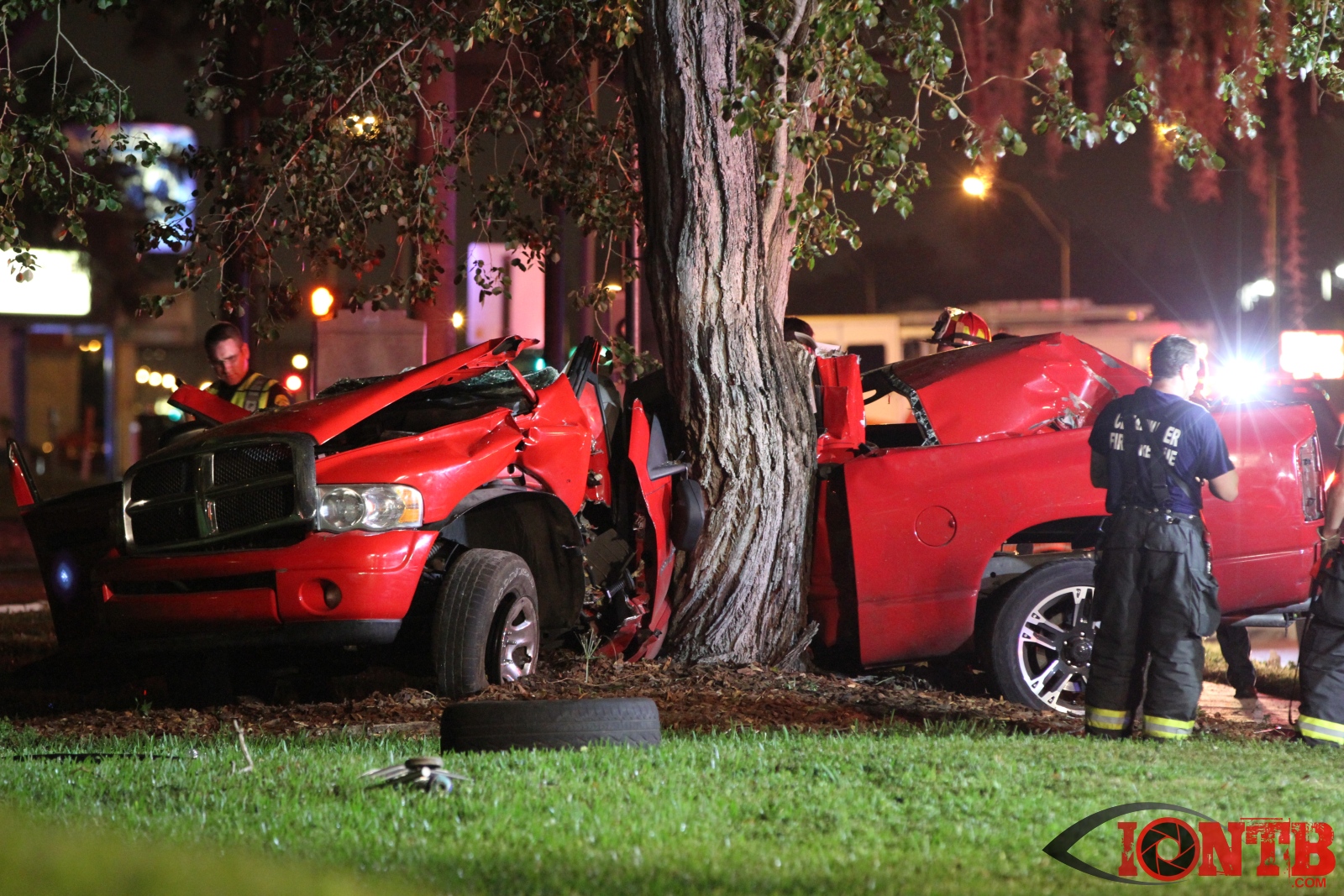 Two people injured when their truck collides with a tree in Clearwater