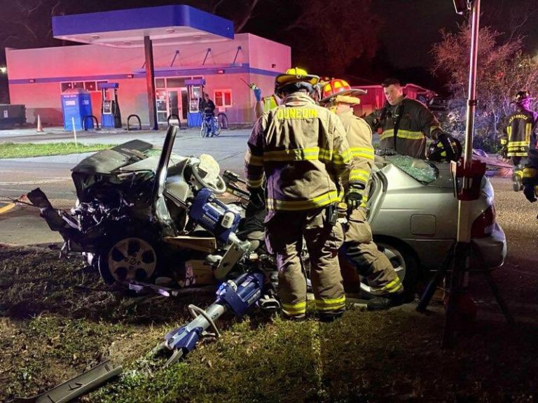 Driver flees head-on collision that injures two in Clearwater