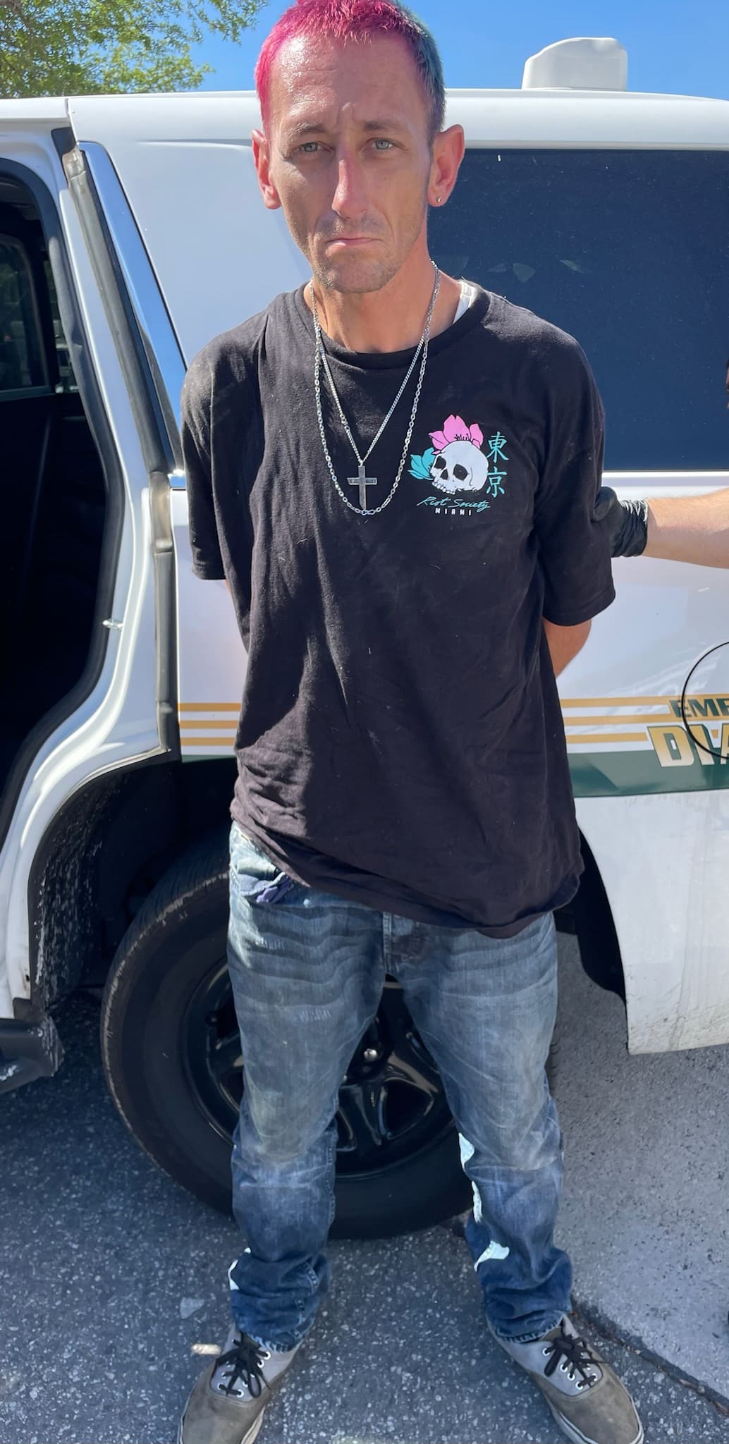 Deputies recapture handcuffed escapee after he fled from deputy - IONTB